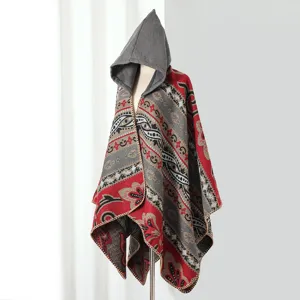 Detail eines böhmischen Kapuzen-Strickponchos mit rot-grauem Muster und genähten Kanten