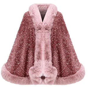 Nahaufnahme eines eleganten rosa Pailletten-Schals mit dickem Kunstpelzbesatz
