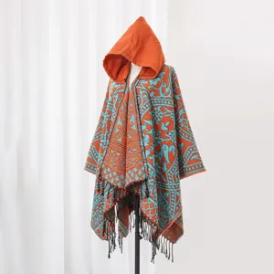 Herren Kapuzen-Strickponcho mit orange-türkisen Ethno-Mustern und schwarzen Fransen.