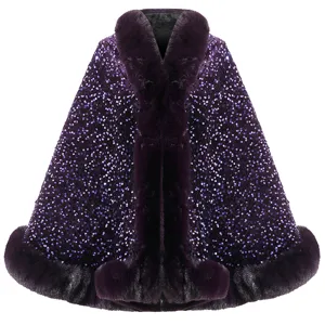 Detailansicht dieses eleganten lila Pailletten-Capes mit Plüsch-Kunstpelzkragen und Saum.