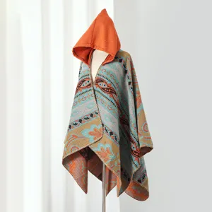 Detailansicht eines bunten gestrickten Kapuzenponchos mit elegantem Paisleymuster