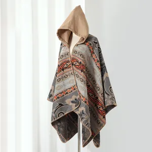 Detailansicht eines böhmischen Kapuzenstrickponchos im Ethno-Stil