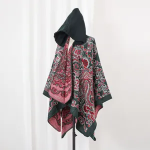 Detailansicht des Paisley-Strickmusters auf diesem Winterponcho mit Kapuze.
