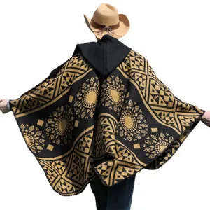 Kapuzen-Strickponcho für Herren mit kühnen geometrischen Mustern im Bohème-Stil