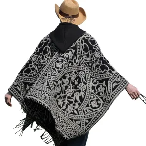 Klassischer Herren-Kapuzenponcho mit komplexem Strickmuster und dekorativen Fransen