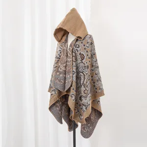 Detailansicht des Paisley-Blumenmusters an einem gestrickten Poncho mit Kapuze