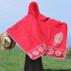 Rückansicht eines dicken roten Kapuzenponchos mit weißen ethnischen Feder- und Mandalamustern