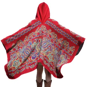 Roter Strick-Poncho mit Kapuze und lebhaftem floralem Paisley-Muster