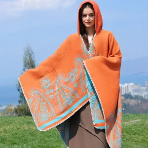 Vollansicht eines orangefarbenen Damen-Strickponchos mit blauen Paisley-Mustern und Kapuze.