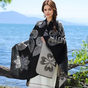 Detailaufnahme eines doppelseitigen Strickschals im Boho-Stil mit Blumenmustern im Freien