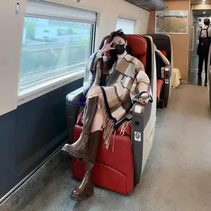 Eleganter karierter Wollponcho mit Fransen in einem gemütlichen Reise-Lifestyle-Ambiente