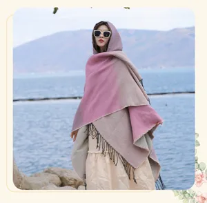 Elegante damessjaal met capuchon, roze kleurverloop en kwastjes voor buiten kleding
