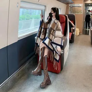 Eleganter Damen Plaid Wollschal Umhang mit Fransen in einem hochwertigen Reisesetting