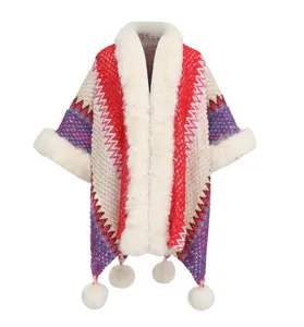 Ethno-Strickponcho mit übergroßem weißen Kunstpelzkragen und Bommel-Details für Damen