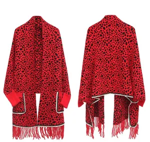 Gebreide sjaal van imitatie-nerts met luipaardprint in rood en zwart met zakken detail