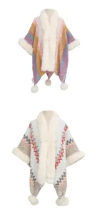 Strickponcho im Ethno-Stil mit großem Kunstpelzkragen und dekorativen Bommeldetails