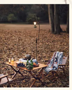 Gestrickte Decke im Ethno-Stil, präsentiert in einem gemütlichen Outdoor-Camping-Ambiente