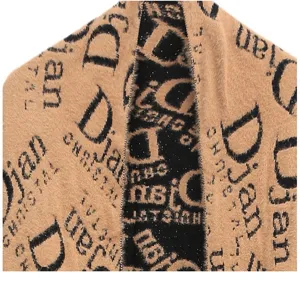 Detailopname van een gebreide sjaal van imitatiebont met camel en zwart monogram