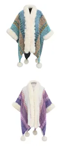 Strickponcho im Ethno-Stil mit übergroßem Kunstpelzkragen und dekorativen Bommeln
