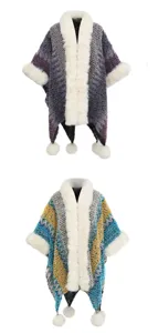 Damen-Strickponcho mit übergroßem Kunstpelzkragen und dekorativen Pompons in zwei Stilen