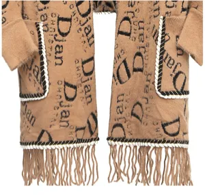 Detailopname van de franjes en gevlochten rand van deze camel imitatie nertsen sjaal