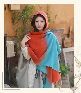 Dames sjaal met capuchon en kleurverloop en kwastjes, warme boho poncho voor reis-foto's.