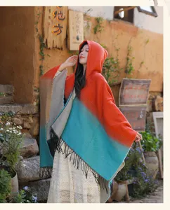 Boheemse sjaal met capuchon, verloop en kwastjes, perfect voor reizen en warmte.