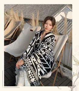 Asiatisches Model mit ethnischem schwarz-weißem Strickschal in Outdoor-Campingszene