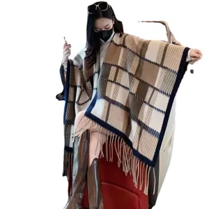 Hochwertiger Damen Wollponcho mit Karomuster und stilvollen eleganten Fransen Details
