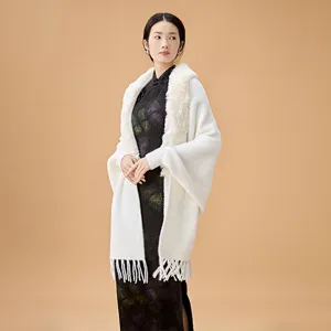 Elegante chal blanco de piel de visón sintética con flecos sobre un qipao negro estampado