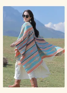 Ethno-Strickponcho mit Fransen und geometrischen Mustern, ideal für Outdoor-Reisen.