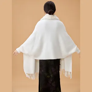 Elegante vista posterior de chal blanco de piel sintética con borlas para vestido qipao