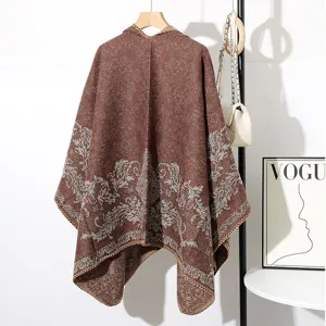 Vue détaillée d'un poncho en maille femme avec motifs floraux ornementaux terre cuite