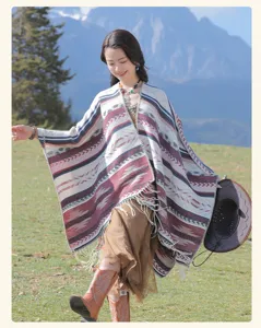 Detailansicht eines ethnischen Strickponchos mit Fransen, ideal für Bergwanderungen.