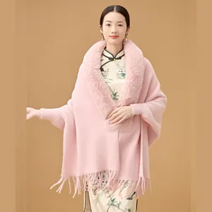 Elegante chal rosa de piel sintética con borlas usado sobre un qipao floral