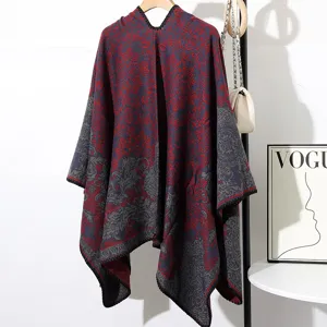 Vue détaillée du châle en tricot avec motif floral rouge et détail fendu moderne