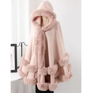 Vue détaillée d'un châle en tricot rose à capuche avec bordure en fausse fourrure