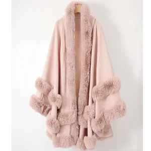 Châle en tricot rose élégant avec un col en fausse fourrure et des détails de pompons