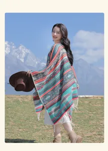 Bohemian Strick-Poncho im Ethno-Stil mit bunten Mustern und Fransen am Outdoor-Modell