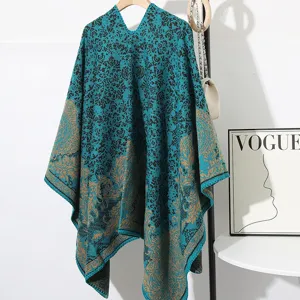 Châle en tricot élégant avec motif damassé bleu paon suspendu à un cintre en bois