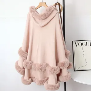 Vue détaillée de la cape en tricot rose avec bordure en fausse fourrure et capuche