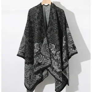 Châle en tricot élégant à motifs paisley noir et gris avec une coupe ouverte moderne