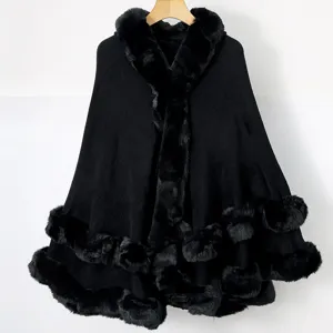 Vue détaillée du poncho en tricot noir avec bordure en fausse fourrure douce