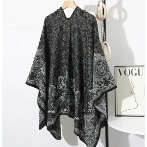 Vue détaillée du motif floral tricoté complexe de ce châle poncho d'hiver élégant.