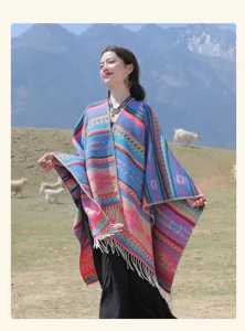 Farbenfroher ethnischer Strickschal Poncho für Outdoor-Reisen und Reise-Outfits