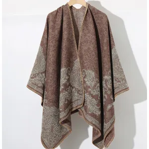 Détail d'un châle en tricot pour femme avec motifs cachemire marron et beige.