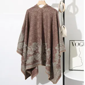 Détails du poncho en maille élégant avec motif floral vintage et fente latérale
