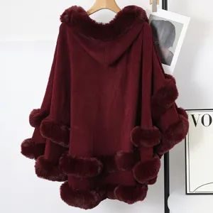 Vue arrière détaillée d'un poncho en tricot bordeaux avec capuche et fausse fourrure.