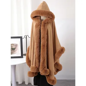 Poncho en tricot marron élégant avec capuche et bordure en fausse fourrure pour l'hiver