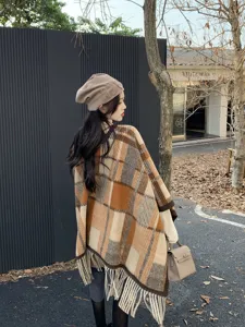 Detaillierte Ansicht eines Vintage-Strickschals im Maillard-Stil an einem Outdoor-Modell